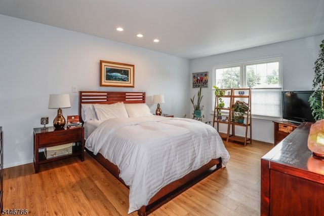 136 Coburn Ln, Franklin Twp., NJ 08873