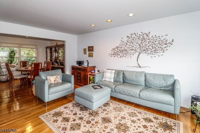 136 Coburn Ln, Franklin Twp., NJ 08873