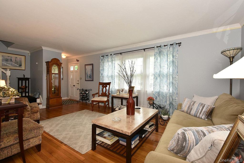 10 Alton Court, Merrick, NY 11566 — photo 4