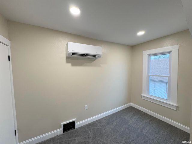 2222 W CALLENDER Avenue, West Peoria, IL 61604