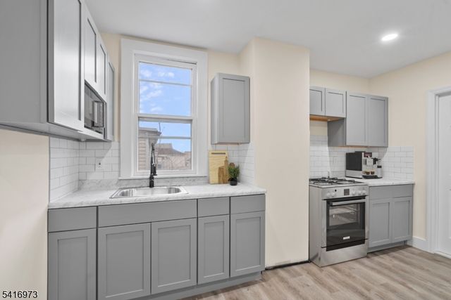 33 Delaware Street, Elizabeth City, NJ 07206