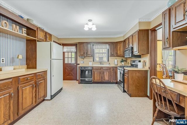 6 Fleming Court, Washington Township, NJ 07853