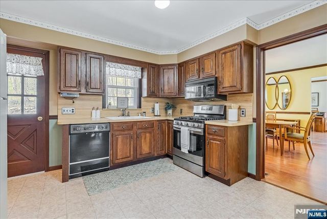 6 Fleming Court, Washington Township, NJ 07853