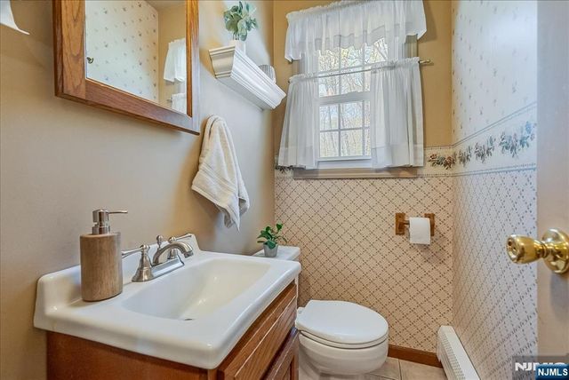 6 Fleming Court, Washington Township, NJ 07853