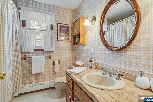 6 Fleming Court, Washington Township, NJ 07853