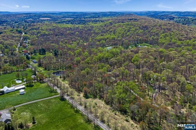6 Fleming Court, Washington Township, NJ 07853