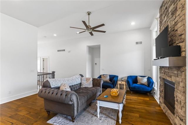 2309 NE Colonnade Avenue, Blue Springs, MO 64029
