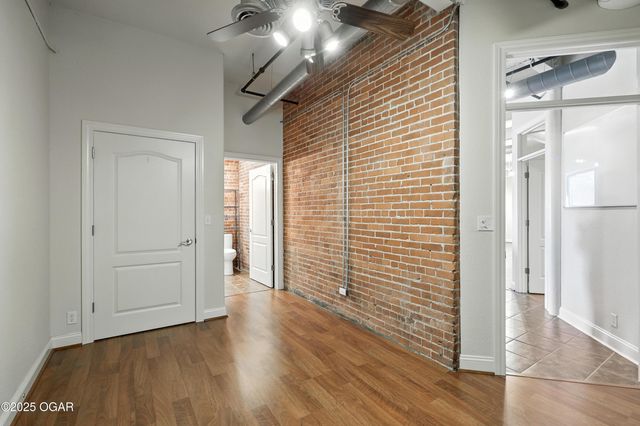 214 E 4th Street 203, Joplin, MO 64801