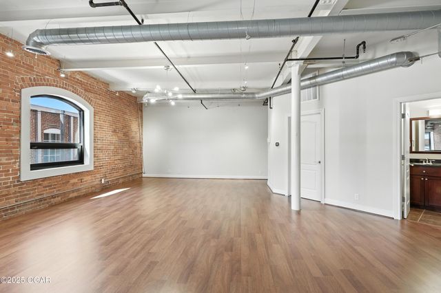 214 E 4th Street 203, Joplin, MO 64801