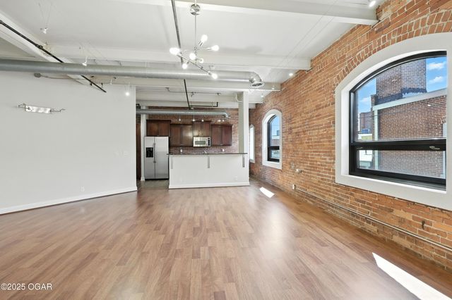 214 E 4th Street 203, Joplin, MO 64801