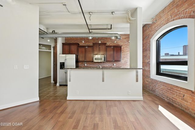 214 E 4th Street 203, Joplin, MO 64801