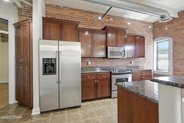 214 E 4th Street 203, Joplin, MO 64801