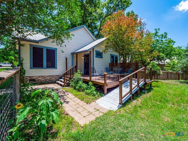 209 Lockhart Street, Martindale, TX 78655