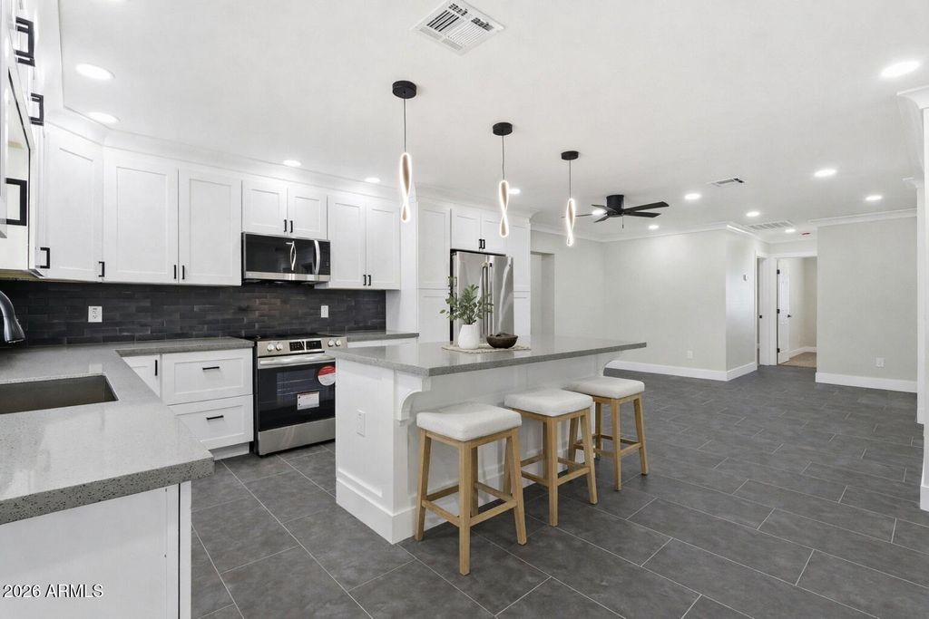 Image 3 of property listing at 426 N 105TH Street, Mesa, AZ 85207