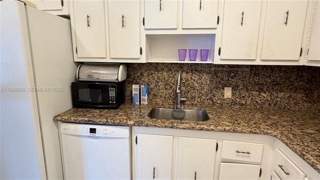 20100 W Country Club Dr 807, Aventura, FL 33180