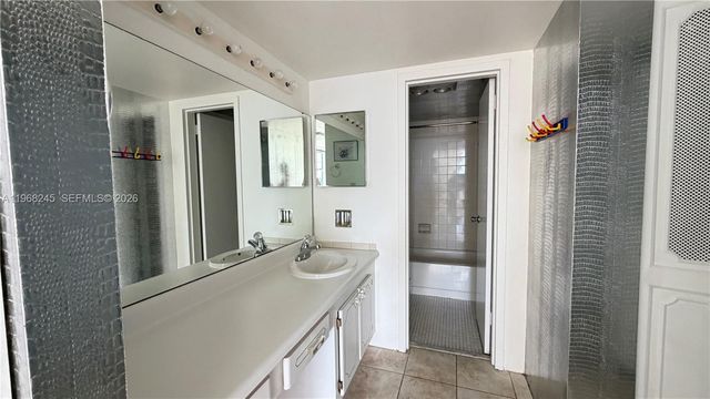 20100 W Country Club Dr 807, Aventura, FL 33180