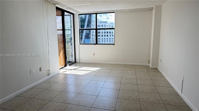 20100 W Country Club Dr 807, Aventura, FL 33180