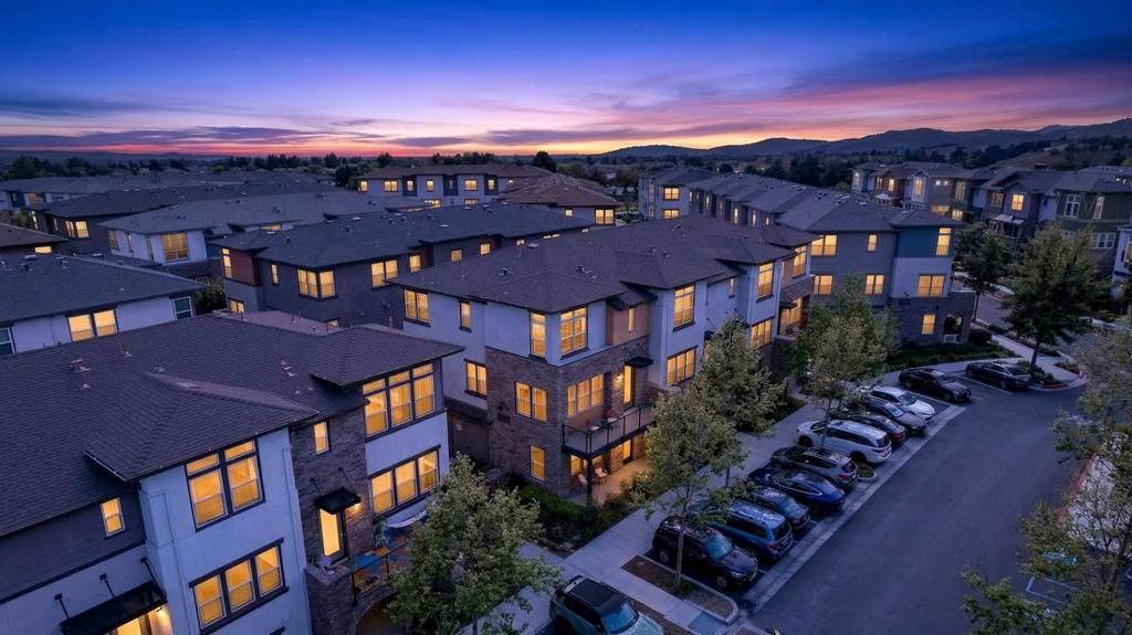 Image 2 of property listing at 552 Galt Terrace 4, Sunnyvale, CA 94085