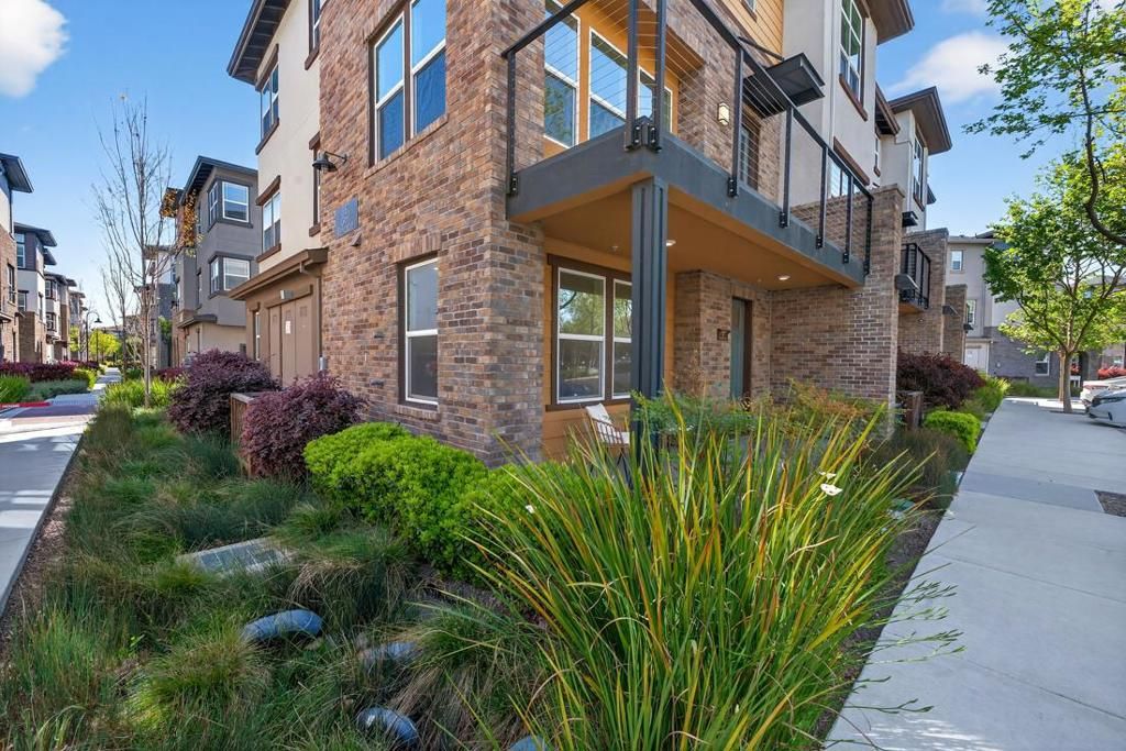 Image 8 of property listing at 552 Galt Terrace 4, Sunnyvale, CA 94085