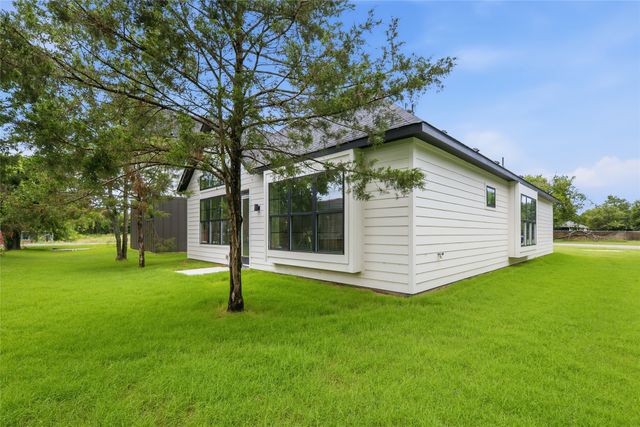 303 E Locust Street, Leonard, TX 75452