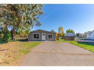204 S 3RD St, Carlton, OR 97111