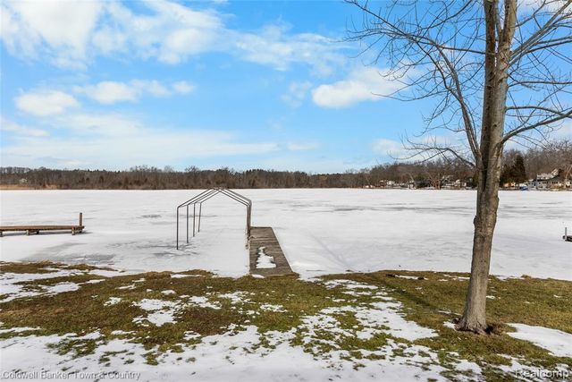 2705 Melvin Drive, Pinckney, MI 48169