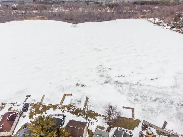 2705 Melvin Drive, Pinckney, MI 48169