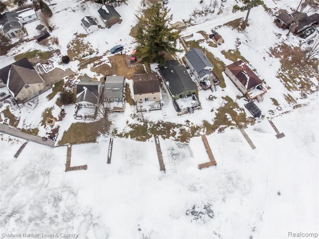 2705 Melvin Drive, Pinckney, MI 48169