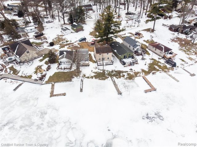 2705 Melvin Drive, Pinckney, MI 48169