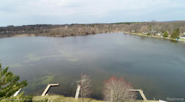 2705 Melvin Drive, Pinckney, MI 48169