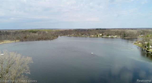 2705 Melvin Drive, Pinckney, MI 48169