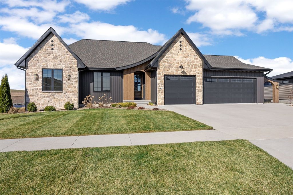 1425 Heartland Street, Fairfax, IA 52228