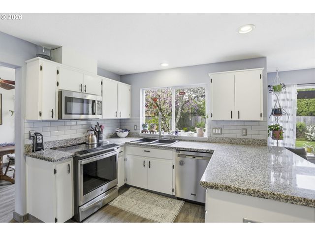 821 Ne EAGLENEST Ct, Hillsboro, OR 97124