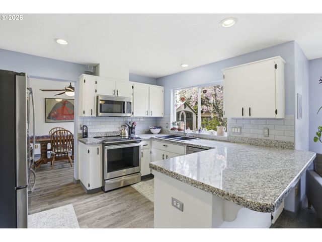 821 Ne EAGLENEST Ct, Hillsboro, OR 97124