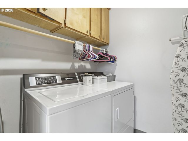 821 Ne EAGLENEST Ct, Hillsboro, OR 97124