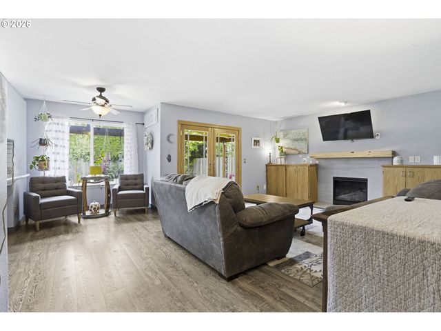 821 Ne EAGLENEST Ct, Hillsboro, OR 97124