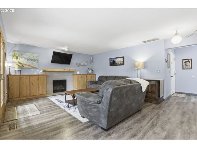 821 Ne EAGLENEST Ct, Hillsboro, OR 97124
