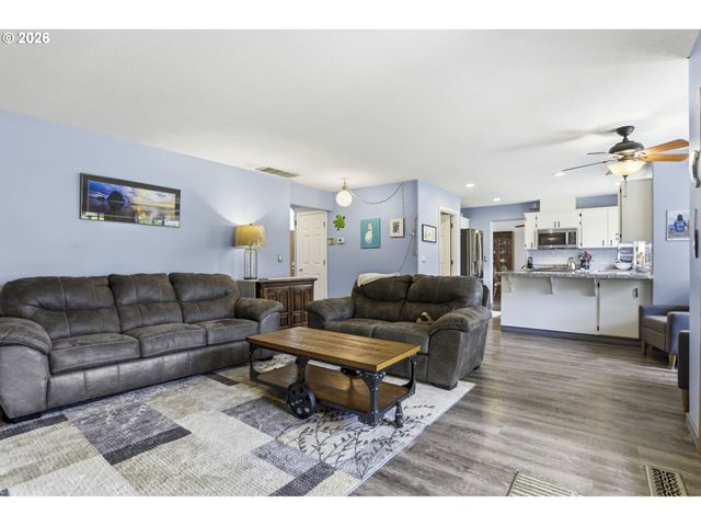 821 Ne EAGLENEST Ct, Hillsboro, OR 97124
