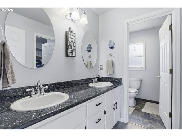 821 Ne EAGLENEST Ct, Hillsboro, OR 97124