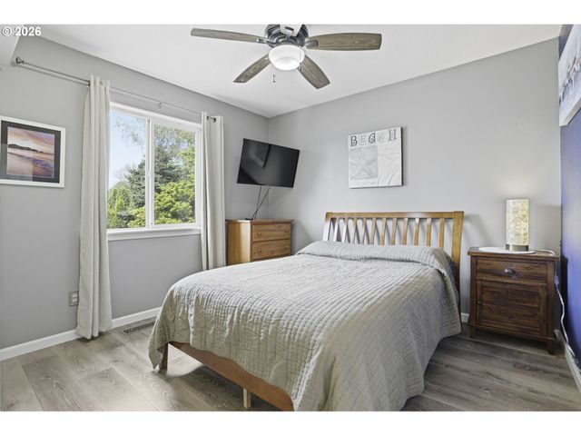 821 Ne EAGLENEST Ct, Hillsboro, OR 97124