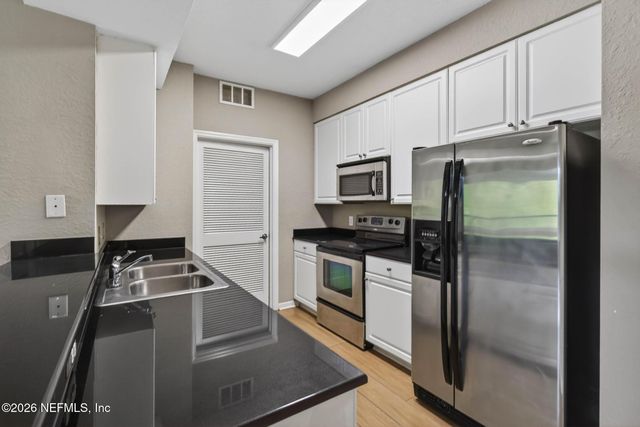 8539 GATE Parkway W 433, Jacksonville, FL 32216