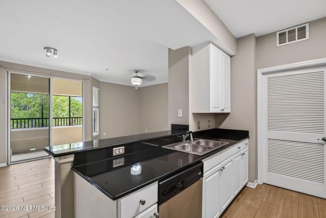 8539 GATE Parkway W 433, Jacksonville, FL 32216