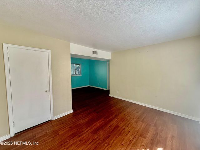 7118 PELLIAS Road, Jacksonville, FL 32211