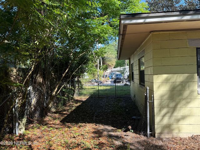 7118 PELLIAS Road, Jacksonville, FL 32211