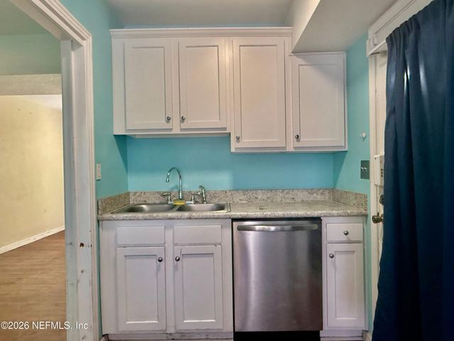7118 PELLIAS Road, Jacksonville, FL 32211