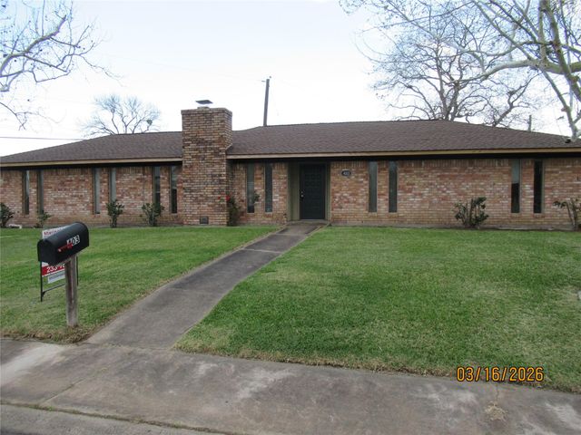 403 Lotus Street, Lake Jackson, TX 77566