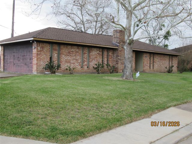 403 Lotus Street, Lake Jackson, TX 77566