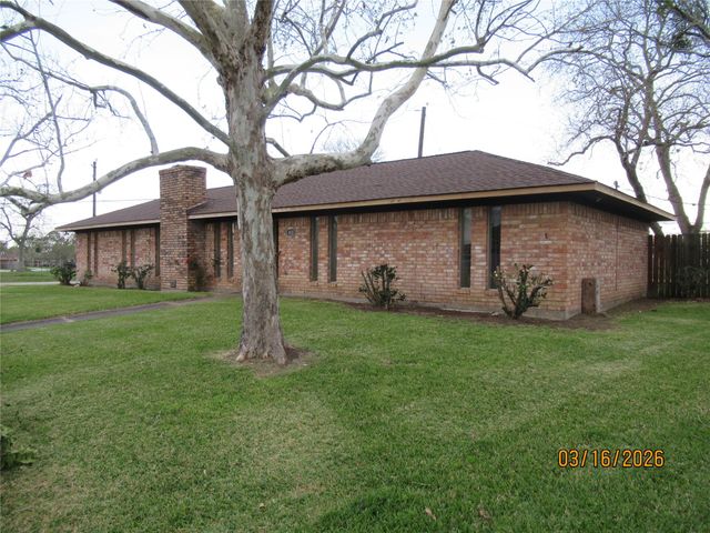 403 Lotus Street, Lake Jackson, TX 77566