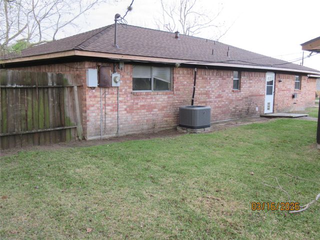 403 Lotus Street, Lake Jackson, TX 77566