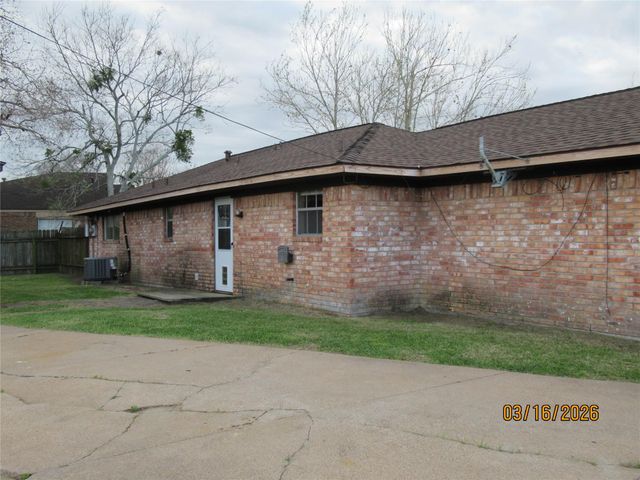 403 Lotus Street, Lake Jackson, TX 77566